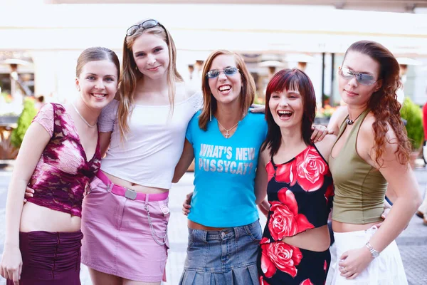 Grupo Mujeres Hermosas Jóvenes Divirtiéndose Ciudad — Foto de Stock