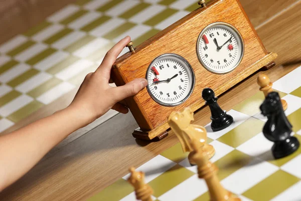 Hombre Negocios Jugando Ajedrez Con Reloj — Foto de Stock