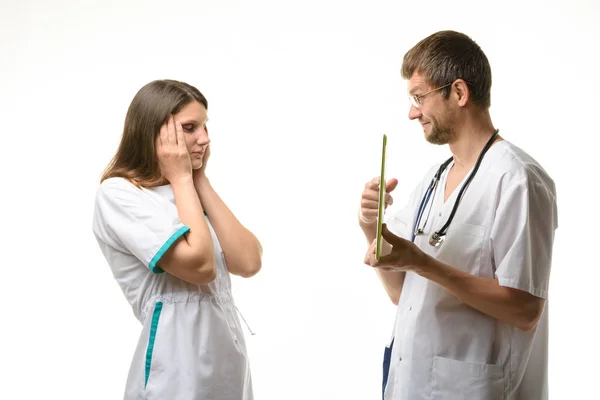 Médecin Montre Les Erreurs Stagiaire Dans Diagnostic Dans Comprimé — Photo