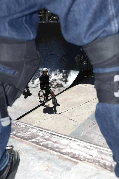 Человек Скейтбордом Городе — стоковое фото
