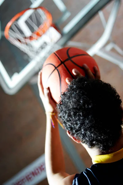 Pemain Basket Dengan Bola Dan Keranjang Oranye — Stok Foto