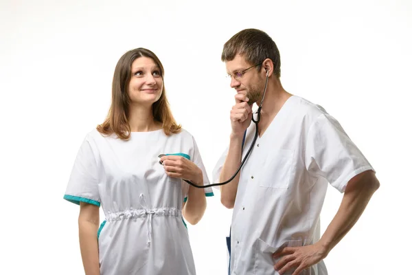 Médecin Écoute Avec Intérêt Cœur Fille Avec Phonendoscope — Photo