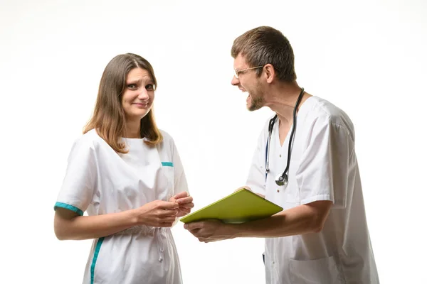 Médecin Infirmière Avec Stéthoscope Sur Fond Blanc — Photo