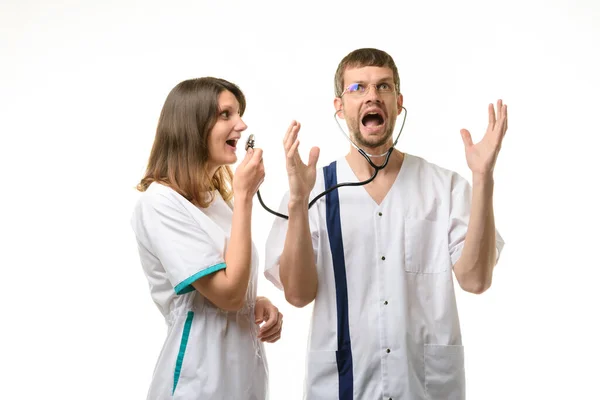 Kız Doktor Doktorun Taktığı Fonendoskopun Kafasına Bağırıyor Doktor Yüksek Sesle — Stok fotoğraf