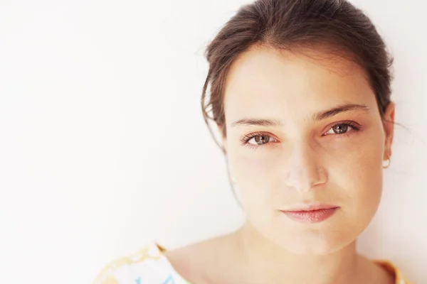 Retrato Una Hermosa Joven Con Labios Rojos — Foto de Stock