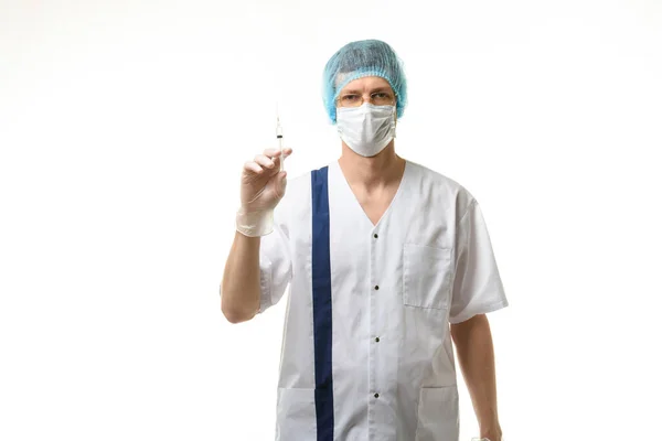Chirurg Drží Injekční Stříkačku Rukou Dívá Rámu Izolovaný Bílém Pozadí — Stock fotografie