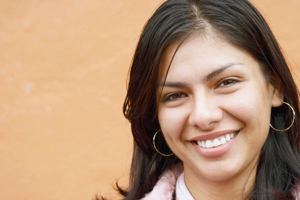 Retrato Uma Jovem Mulher Sorrindo — Fotografia de Stock