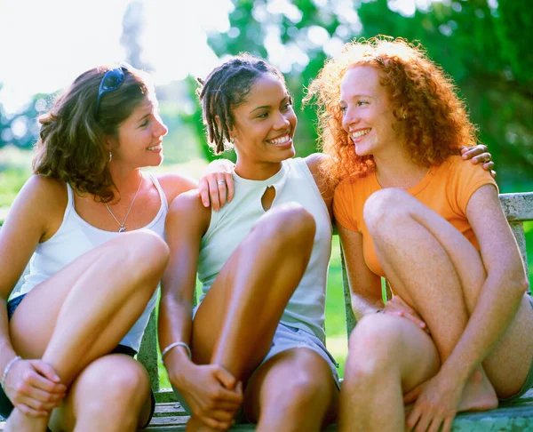 Primo Piano Tre Giovani Donne Sedute Una Panchina Sorridenti Bermuda — Foto Stock