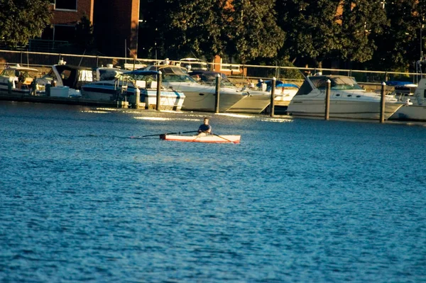 Ένας Άντρας Κάθεται Μια Βάρκα Στο Νερό — Φωτογραφία Αρχείου