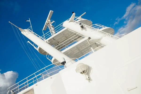 Wit Blauw Schip Met Een Schroef Achtergrond Van Lucht — Stockfoto