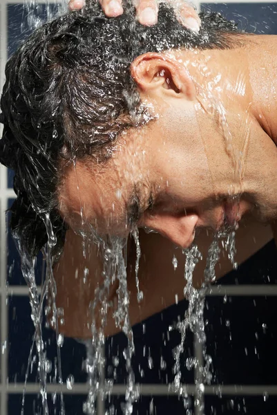 Közelkép Egy Fiatalemberről Zuhanyzóban — Stock Fotó