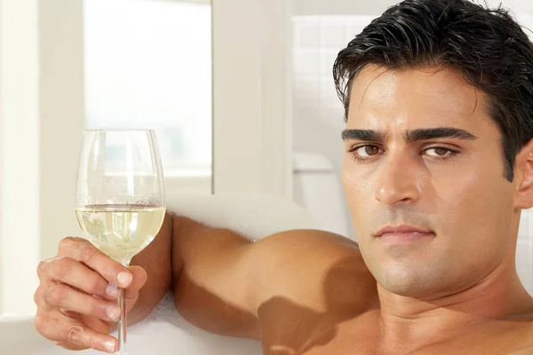 Πορτραίτο Ενός Νεαρού Άνδρα Που Κρατά Ένα Ποτήρι Λευκό Κρασί — Φωτογραφία Αρχείου