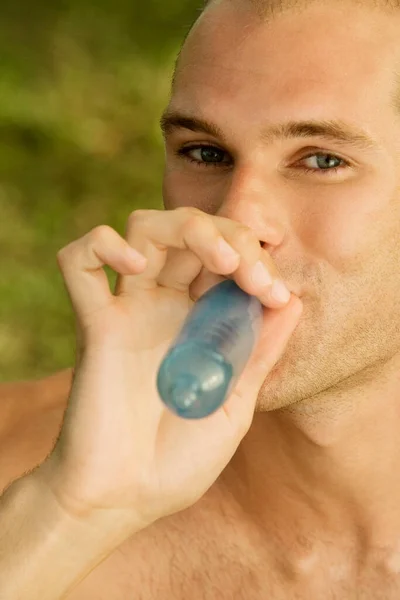 Seorang Pria Minum Air Dari Botol — Stok Foto