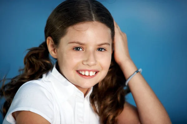 Portret Van Een Schattig Klein Meisje Met Een Blauwe Ogen — Stockfoto