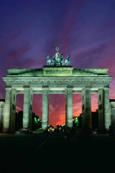Здание Освещено Ночью Статуя Quadriga Бранденбургские Ворота Берлин Германия — стоковое фото