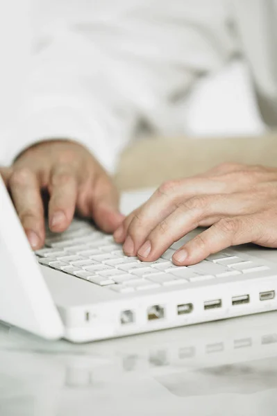 Γκρο Πλαν Των Χεριών Ενός Άνδρα Πληκτρολογώντας Ένα Πληκτρολόγιο Laptop — Φωτογραφία Αρχείου