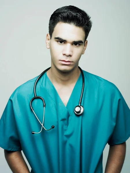 Retrato Joven Guapo Con Uniforme Azul Estetoscopio —  Fotos de Stock