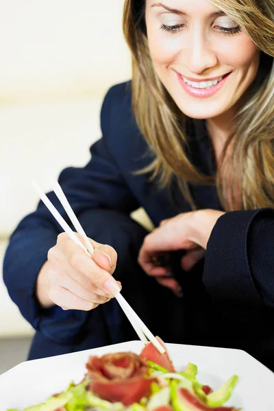 Junge Frau Isst Salat Restaurant — Stockfoto