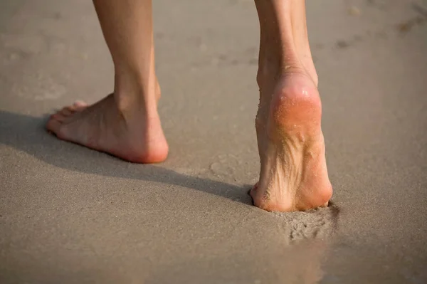 Pés Pernas Uma Mulher Praia — Fotografia de Stock