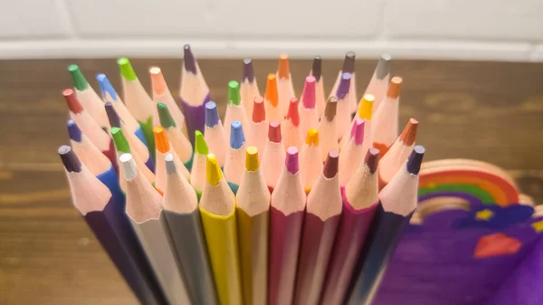 色鉛筆 文房具のセット テーブルの上に多色の鉛筆がたくさんあります — ストック写真