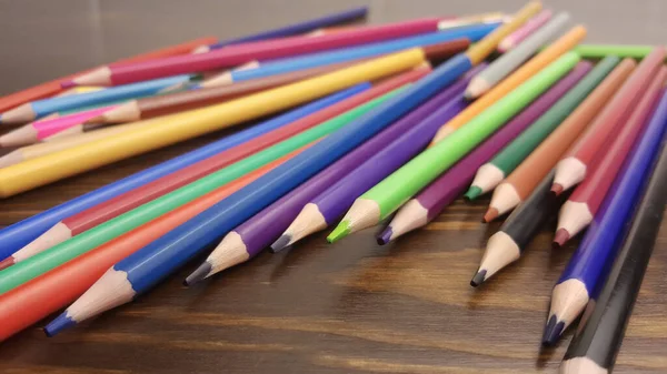 Zestaw Kolorowych Ołówków Papeterii Wiele Kolorowych Ołówków Stole — Zdjęcie stockowe