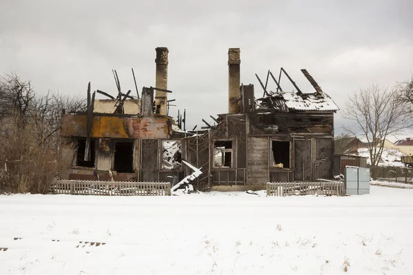 木の家を焼きなさい 火事の後の家 ガス爆発で破壊された家 — ストック写真