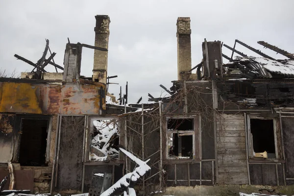 木の家を焼きなさい 火事の後の家 ガス爆発で破壊された家 — ストック写真