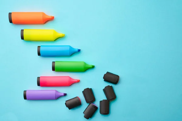 Mavi Arkaplanda Açık Renkli Kalıcı Kalemler Var Ofis Kırtasiye Malzemeleri — Stok fotoğraf