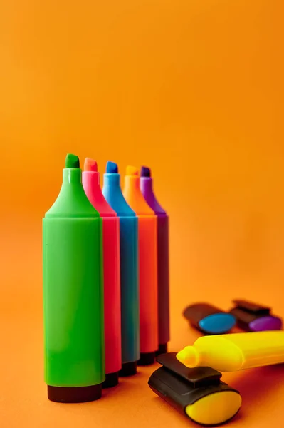 Staande Kleurrijke Permanente Markers Close Oranje Achtergrond Kantoorbenodigdheden School Onderwijsbenodigdheden — Stockfoto