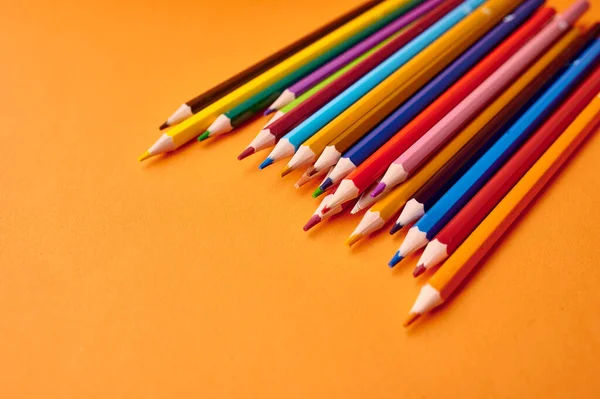 Set Kleurrijke Potloden Close Oranje Achtergrond Kantoorbenodigdheden School Onderwijsbenodigdheden Schrijf — Stockfoto