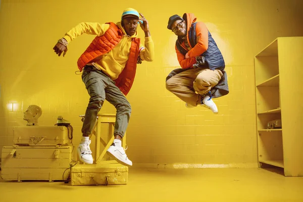 Zwei Stylische Rapper Mit Goldschmuck Coolen Studio Gelber Hintergrund Hip — Stockfoto