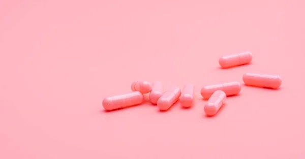 粉红色背景的粉红胶囊丸 情人节的概念 爱情的药丸爱的治疗和照顾 情人节快乐 药学背景 制药工业 卫生和医药 — 图库照片