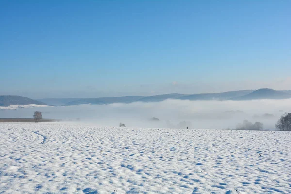 Paesaggio Innevato Con Campi Nebbia Nella Valle Con Cielo Azzurro — Foto Stock