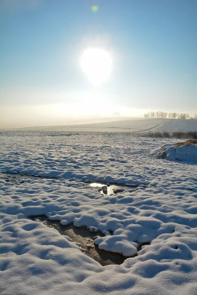 Paisagem Com Muita Neve Campos Manchas Congeladas Sol Montão Esterco — Fotografia de Stock