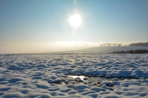 Krajina Spoustou Sněhu Polí Zamrzlé Vody Modrou Oblohou Sluncem Spessart — Stock fotografie