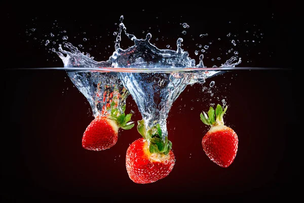 Fresh Strawberries Falling Splashing Water — Stock Photo, Image