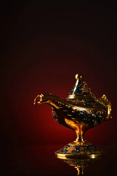 Vidro Cristal Ouro Com Estrela Dourada Fundo Escuro — Fotografia de Stock