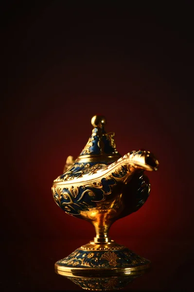 Золотая Свеча Темном Фоне — стоковое фото