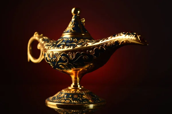 Золотая Волшебная Лампа Темном Фоне — стоковое фото