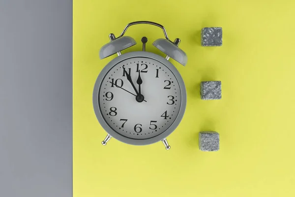 Relógio Alarme Fundo Cinza Amarelo Dois Tons Com Espaço Cópia — Fotografia de Stock