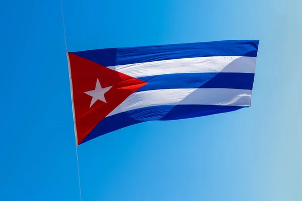 Una Bandera Cubana Con Tres Azules Dos Rayas Blancas Triángulo — Foto de Stock