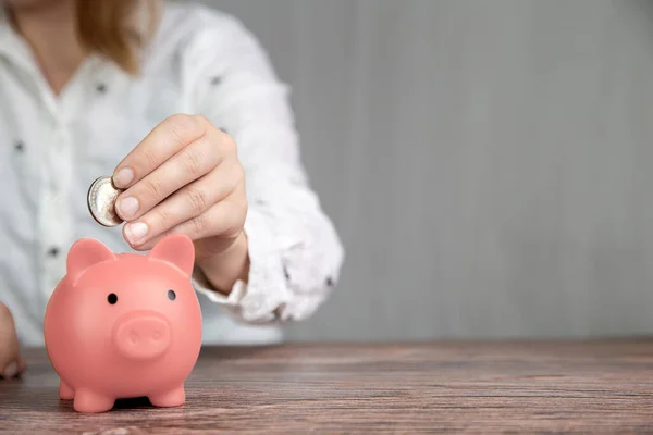 Piggy Banka Šetří Měnu Osoba Uvedení Mince Pro Úsporu Peněz — Stock fotografie