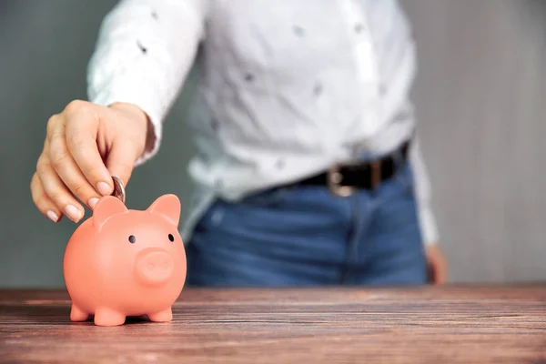 Piggy Banka Šetří Měnu Osoba Uvedení Mince Pro Úsporu Peněz — Stock fotografie