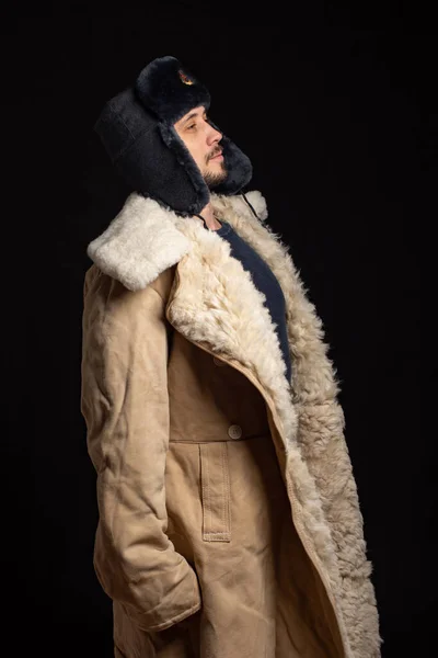 Retrato Homem Aparência Caucasiana Chapéu Pele Oficial Soviético Casaco Pele — Fotografia de Stock