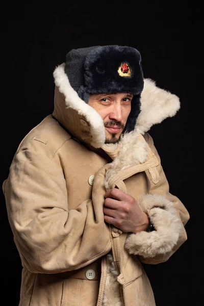 Porträtt Fryst Man Kaukasiskt Utseende Sovjetisk Officer Päls Hatt Och — Stockfoto