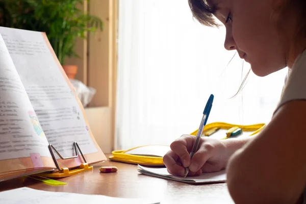 Fille Faire Des Devoirs Tout Étant Assis Une Table Près — Photo