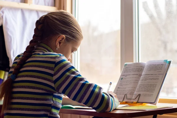 Öğrenci Kız Pencerenin Yanındaki Masaya Oturur Ödevini Yapar Arkadan Bakar — Stok fotoğraf