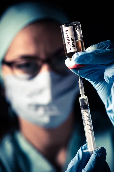 Elinde Covid Aşısı Olan Bir Kadın Doktor Resmi Yeni Koronavirüs — Stok fotoğraf