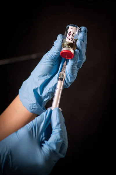 Elinde Covid Aşısı Olan Bir Kadın Doktor Resmi Yeni Koronavirüs — Stok fotoğraf