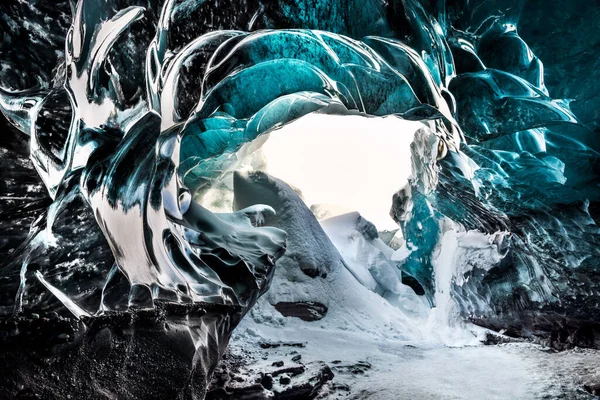 Nehrin Arka Planında Buz Mağarası — Stok fotoğraf